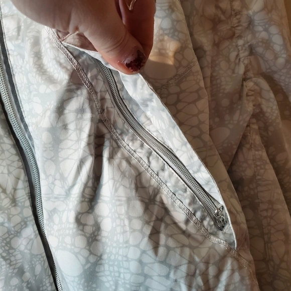 Womens Lululemon Run Hustle Jacket Size 6 White Reflective Glacier Lace - Picture 5 of 16